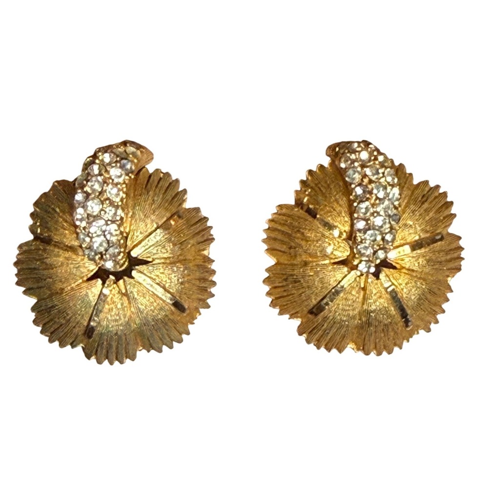 BSK Signed Vintage Gold Tone Rhinestone Flower Clip On Earrings‎ Elegant